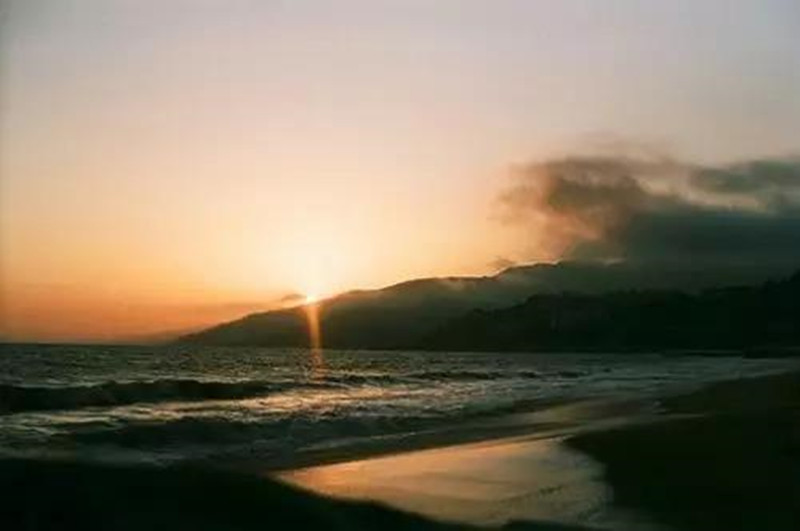 若不是心宽似海,哪来的风平浪静
