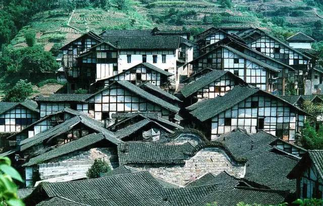 川西民居住宅布局开敞自由,汉族民居建筑一般是以庭院为主要